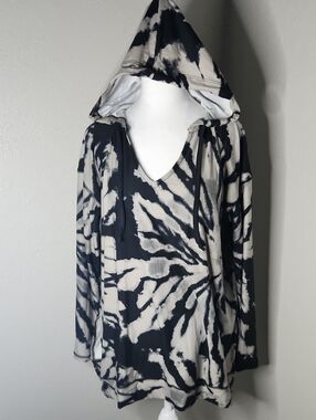 NWT LuLaRoe Eliza Black & Creamy Gray Tie-Dye Hooded V-Neck Top
